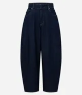 Pantalón de jean azul oscuro con corte barrel, tiro alto y diseño de piernas amplias con terminación afinada. Cuenta con cintura con pasadores, cierre frontal con botón y bolsillos funcionales.