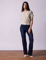 Cárdigan blanco tejido con escote en V, abertura frontal con botones y mangas cortas abullonadas con puño.