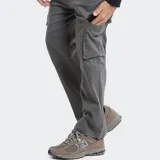 Pantalón cargo de corte recto en color gris, con bolsillos laterales con solapa y costuras reforzadas en las rodillas.