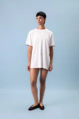 Pijama de viscosa y lino, color blanco, compuesto por una remera de manga corta y un short con elástico en la cintura.