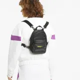 Mochila mini Puma Prime Class negra con estampado sutil, cierre principal, bolsillo frontal con cierre, bolsillo interno, correas ajustables y desmontables, asa de mano y logo Puma metálico.