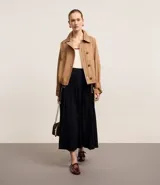 Falda midi evasé de sastrería color negro, con efecto plegado.