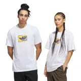 Remera Adidas blanca de manga corta con un estampado frontal cuadrado en tonos amarillo y gris, que presenta el logo de Adidas en negro.