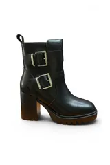 Bota alta de cuero negro con plataforma track, taco ancho y dos tiras con hebillas metálicas plateadas en el lateral.