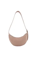 Cartera tipo bandolera de Las Oreiro en color marrón con acabado brillante. Presenta un diseño de media luna con detalles de tachas metálicas circulares en los laterales y un aplique metálico con forma de labios en la parte inferior central.