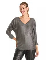 Blusa de tejido acanalado con acabado metalizado, escote en V y mangas tres cuartos estilo japonés. Presenta un diseño holgado con costura central en la espalda y ruedo curvo.
