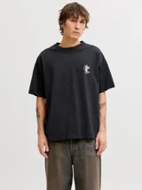 Remera negra de manga corta con cuello redondo y calce holgado, confeccionada en tejido de punto jersey de algodón. Presenta un pequeño estampado en el pecho.