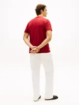 Remera de manga corta Tommy Hilfiger color rojo, de corte regular fit y cuello redondo. Cuenta con un bolsillo aplicado en el pecho adornado con una cinta distintiva tricolor yfechas bordadas de la marca.