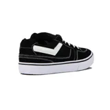 Championes de lona y gamuza color negro con detalles en blanco. Poseen el icónico logo de la marca en el lateral, cordones blancos y suela de goma blanca de perfil bajo.