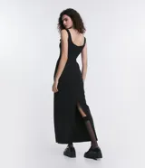 Vestido midi negro de bengalina con escote cuadrado y breteles anchos. Presenta aberturas en la parte posterior de las piernas.