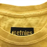 Remera de manga corta color azul con logo de la marca Etnies estampado en el pecho.