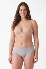 Soutien básico halter de algodón color tostado, con diseño triangular y detalles de puntilla en los bordes.