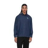 Camisa de denim azul oscuro con cuello clásico, cierre de botones frontales y logo bordado en el pecho.