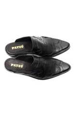 Zueco de cuero negro con diseño de estilo western, con costuras decorativas en el empeine, punta redondeada y taco cuadrado bajo.