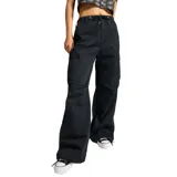 Pantalón cargo negro de corte holgado, con cintura ajustable con cordón, múltiples bolsillos y detalle de logo Converse bordado en el lateral.