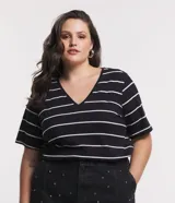 Blusa de manga corta y cuello en V, de diseño rayado en color negro y blanco, confeccionada en algodón.