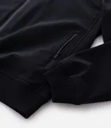 Campera negra de poliéster con cuello mediano, cierre por cremallera, manga larga con ajustes y bolsillos. Cuenta con tecnología repelente al agua.