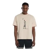 Remera de algodón color beige con cuello redondo y manga corta. Presenta un estampado gráfico central en tonos oscuros que representa a un jugador de básquet lanzando al aro, con un detalle en color rojo en la pelota y el logo de la marca en la parte inferior del diseño.