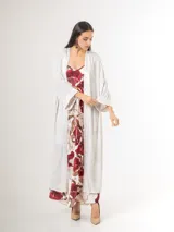 Kimono largo azul marino confeccionado en viscosa, con bordes de satén, diseño fluido y mangas amplias.