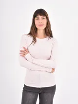 Remera de manga larga con cuello redondo, diseño básico y corte ajustado.