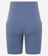 Bermuda ciclista de microfibra color azul, con ajuste al cuerpo y bolsillo lateral funcional. Diseño deportivo de tiro alto.