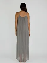 Vestido largo blanco de viscosa con breteles finos.