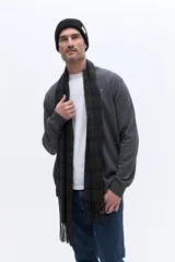 Campera de tejido de punto liviano, color gris oscuro, con cierre frontal completo y cuello alto. Presenta puños y ruedo acanalados, con un diseño de calce regular y líneas limpias.