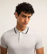 Remera polo de hombre de manga corta, color blanco con detalles en contraste en el cuello, confeccionada en tejido transpirable con tecnología dry y tacto helado.