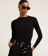 Blusa de manga larga con diseño ajustado, confeccionada en tejido acanalado de viscosa con elastano. Presenta cuello redondo y sisas raglán.