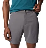 Short chino gris de corte recto, con bolsillos laterales y traseros, cierre con cremallera y botón.