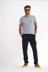 Pantalón cargo azul marino de corte recto con múltiples bolsillos y cierre de botón y cremallera.