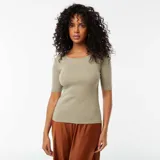 Camiseta verde de manga corta y cuello redondo.