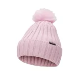 Gorro de lana tejido color rosa con pompón y etiqueta de la marca Converse.
