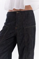 Jean de tiro medio estilo wide leg, confeccionado en denim azul oscuro, con recortes frontales y pespuntes a contratono en color ocre.