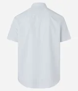 Camisa blanca con rayas celestes, de corte clásico, manga corta y cuello solapa. Confeccionada en fibra de bambú y poliéster.