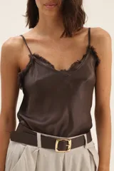 Musculosa negra de seda con escote en V y detalle de flecos en el escote.