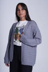 Saco tejido de punto color gris con diseño de ochos, sin botones y corte holgado.