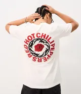 Remera de algodón blanca, de corte levemente suelto, con cuello redondo, mangas cortas y estampa en la espalda de Red Hot Chili Peppers con una rosa roja al centro.