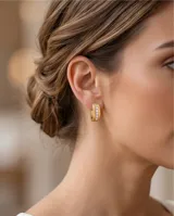 Aros argolla de acero con baño de oro y una hilera central de circonias incrustadas.