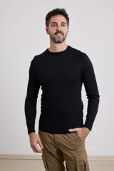 Sweater de punto liso, color azul, con escote redondo y manga larga.