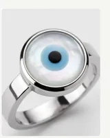 Anillo de acero con diseño de ojo turco de la suerte en la parte frontal.