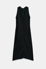 Vestido midi de color marrón con acabado satinado, cuello redondo con detalle fruncido y diseño sin mangas. Presenta un corte fluido con bajo asimétrico y bolsillos laterales ocultos.