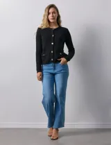 Cardigan tejido color blanco, marca Ninety. Escote a la base y abertura central con botones metálicos dorados. Delantera con bolsillos simulados con botón dorado.