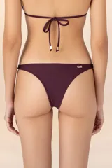 Calzón color violeta de corte a la cadera con costuras invisibles y nudos decorativos en los costados.