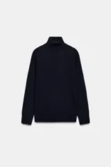 Jersey de punto confeccionado en lana, con cuello subido y manga larga.