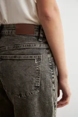 Jean recto de tiro medio color gris con efecto acid wash. Cuenta con bolsillos traseros clásicos y trabillas para cinturón.