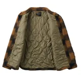 Campera tipo sobrecamisa de franela con diseño a cuadros en tonos marrón y negro. Cuenta con cierre frontal de botones a presión, dos bolsillos superiores con solapa y bolsillos laterales. Posee forro interior acolchado.