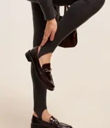 Pantalón legging confeccionado en tejido de punto con 6% de lana, cintura elástica y ajuste en los pies.