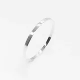 Pulsera rígida de plata 925, tipo esclava, con diseño de cinta plana y opción de grabado personalizado.