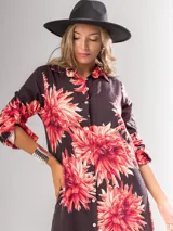 Vestido camisero largo con estampado floral en tonos rojos y negros, con cuello camisero, abotonadura frontal y mangas largas con puños abotonados.